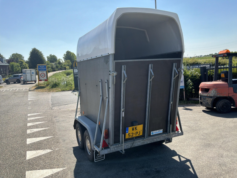 Henra Ander kalf paard?s trailer